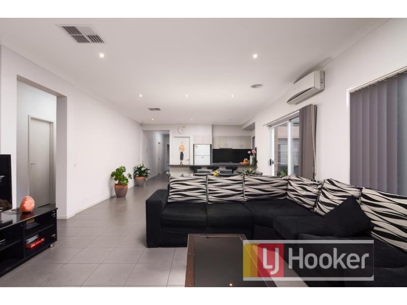 11 Whitegum Way, Cranbourne North VIC 3977