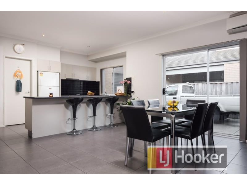 11 Whitegum Way, Cranbourne North VIC 3977