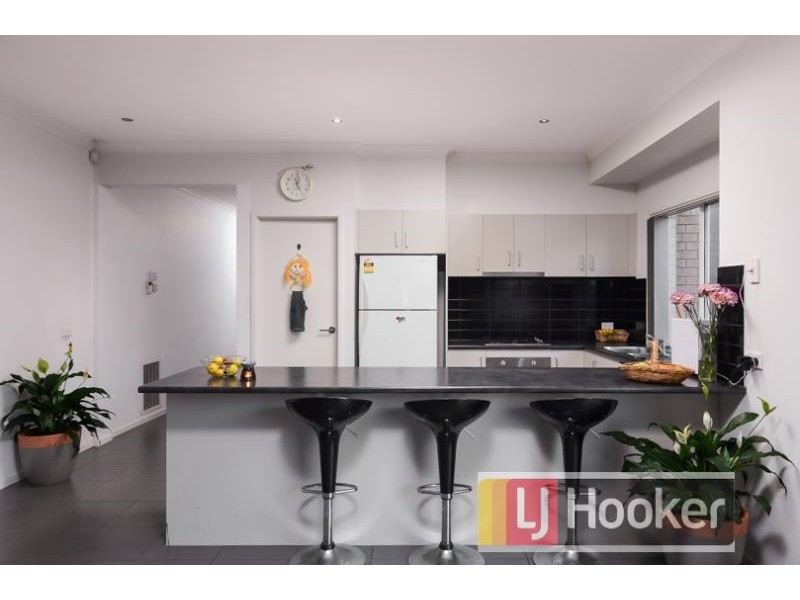 11 Whitegum Way, Cranbourne North VIC 3977