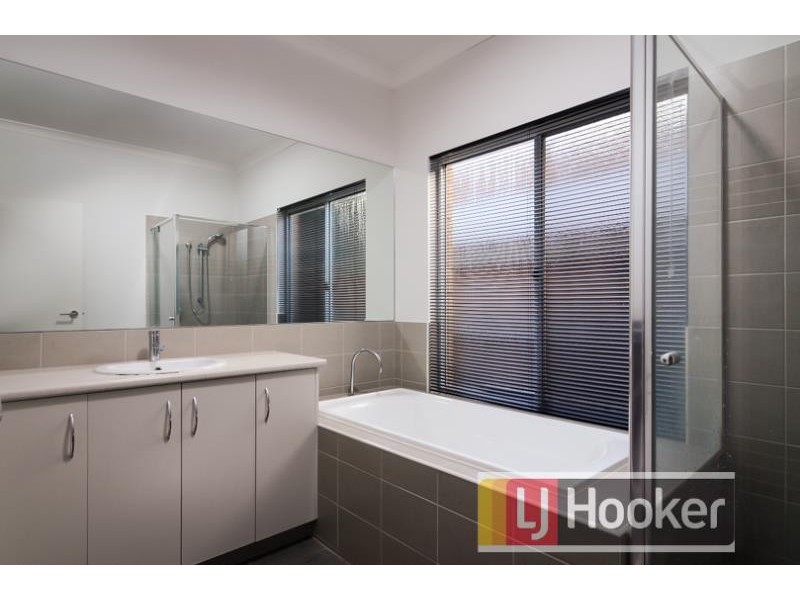 11 Whitegum Way, Cranbourne North VIC 3977