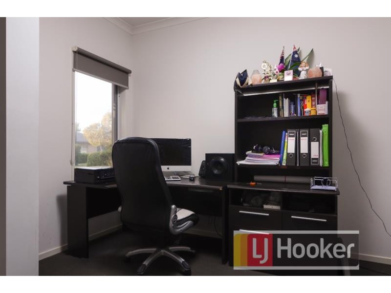 11 Whitegum Way, Cranbourne North VIC 3977