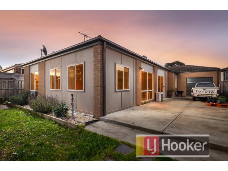 11 Whitegum Way, Cranbourne North VIC 3977