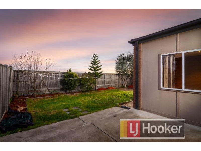 11 Whitegum Way, Cranbourne North VIC 3977