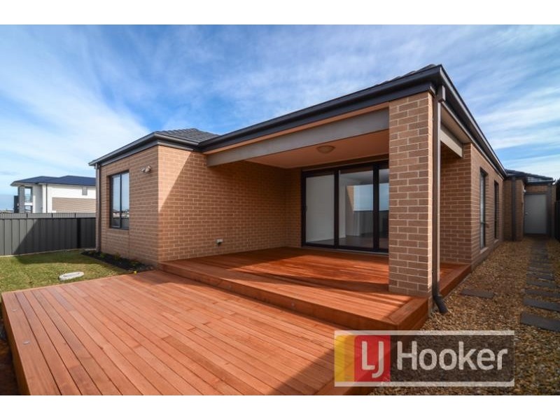 23 Guilfoylia Drive, Cranbourne North VIC 3977