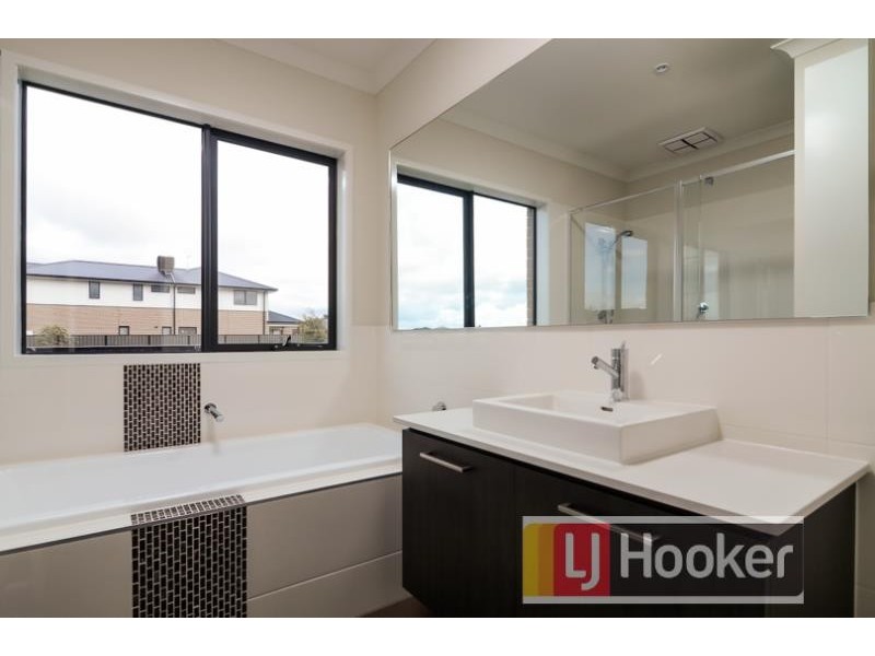 23 Guilfoylia Drive, Cranbourne North VIC 3977