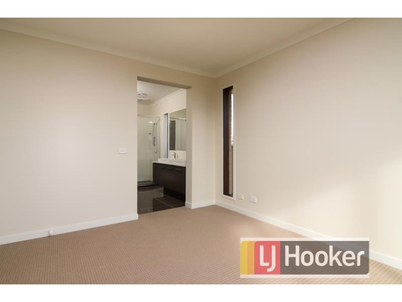 23 Guilfoylia Drive, Cranbourne North VIC 3977