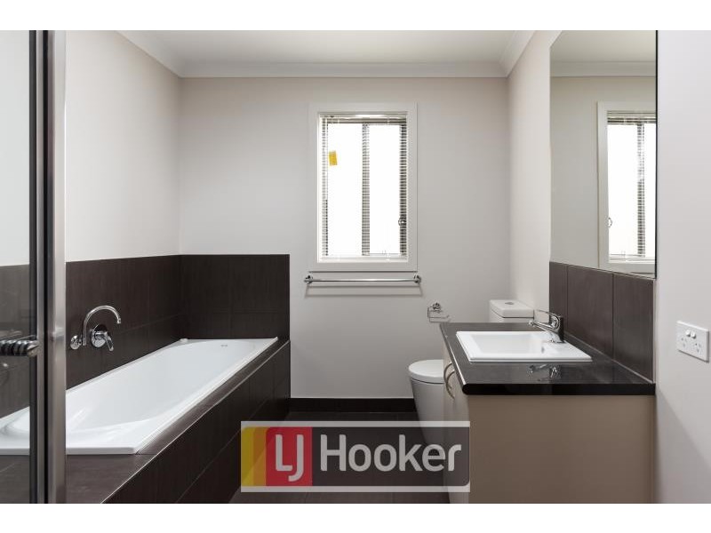 39 Statham View, Cranbourne West VIC 3977