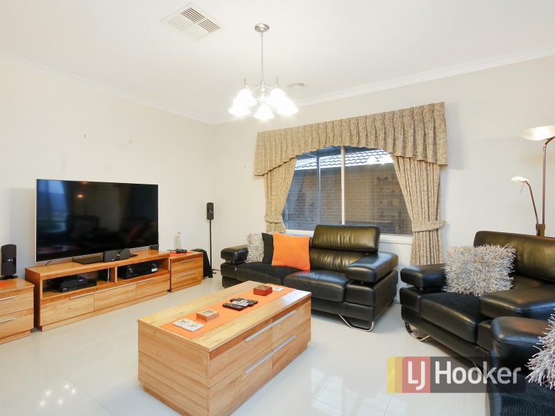 10 Yemaya Place, Berwick VIC 3806