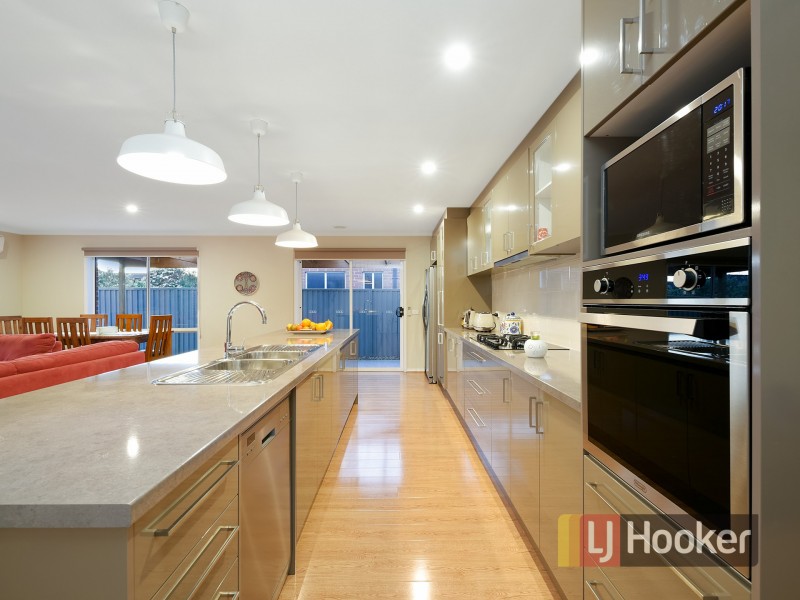 21 Bradford Drive, Cranbourne East VIC 3977