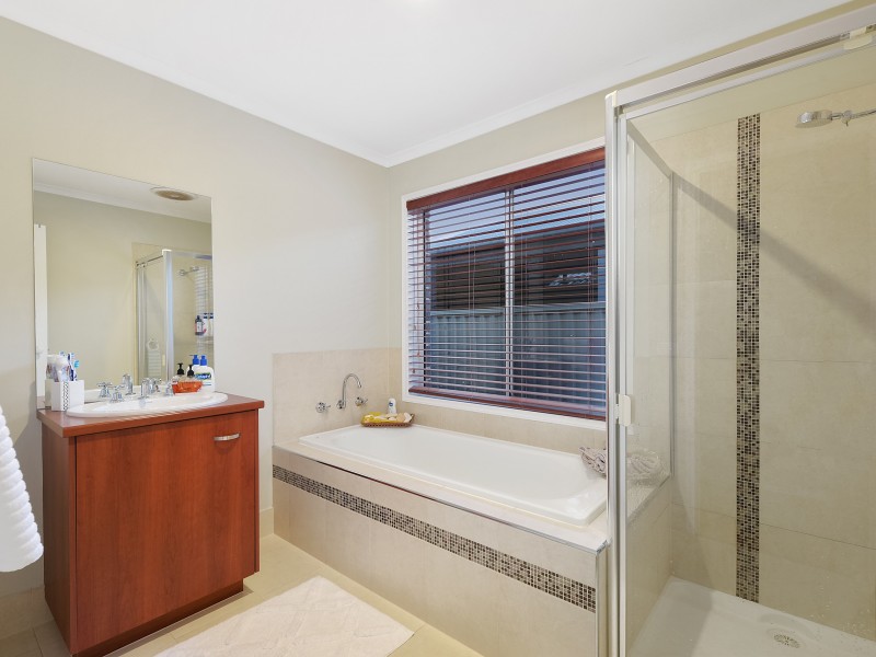 21 Bradford Drive, Cranbourne East VIC 3977