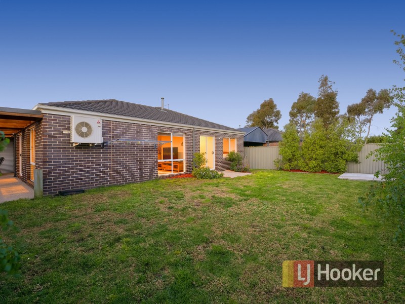 21 Bradford Drive, Cranbourne East VIC 3977