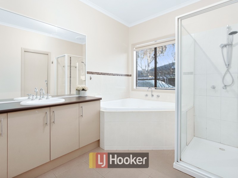 20 Merrowland Avenue, Cranbourne North VIC 3977