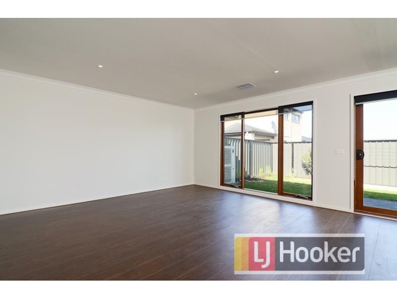 28 Selandra Boulevard, Clyde North VIC 3978