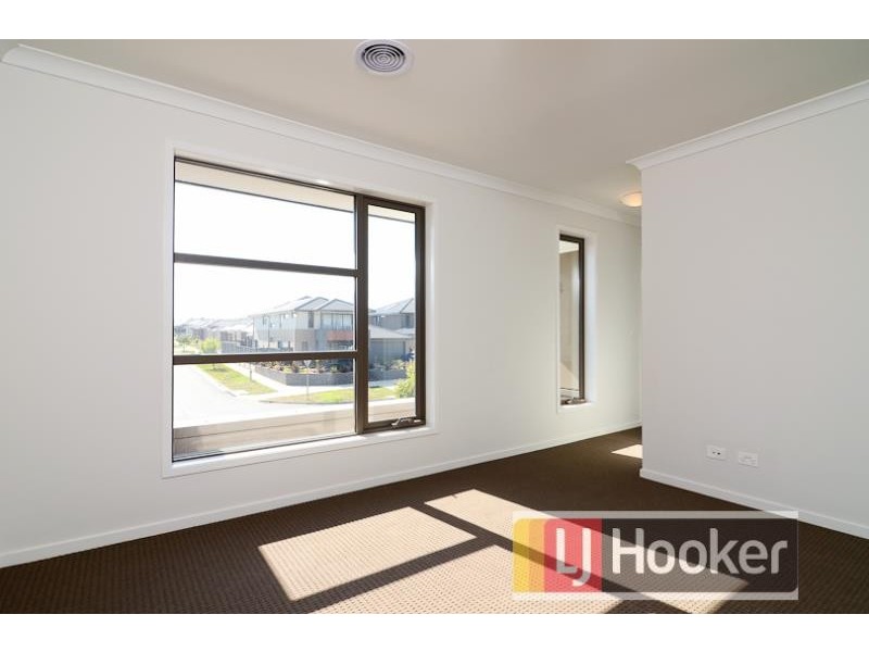 28 Selandra Boulevard, Clyde North VIC 3978