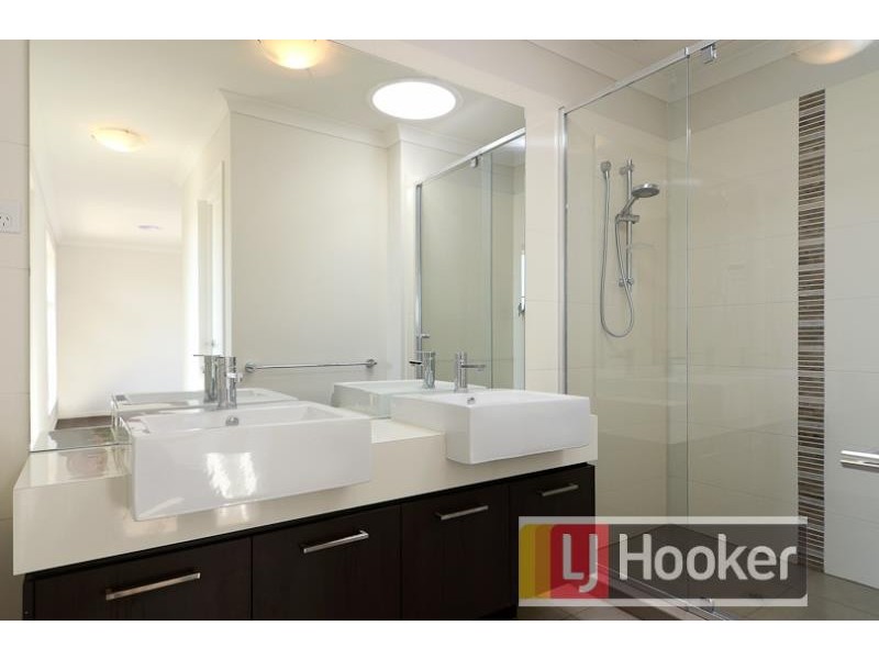28 Selandra Boulevard, Clyde North VIC 3978