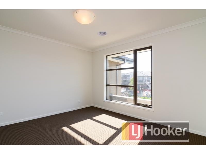 28 Selandra Boulevard, Clyde North VIC 3978