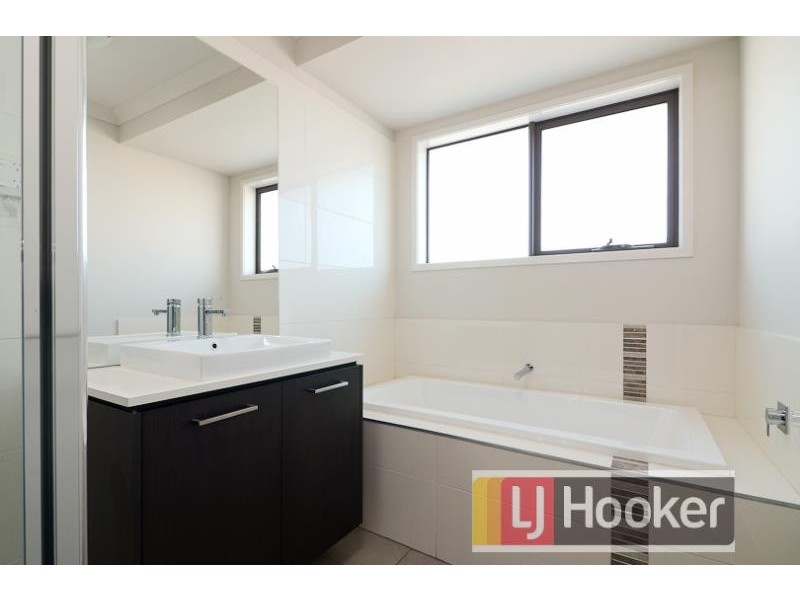 28 Selandra Boulevard, Clyde North VIC 3978