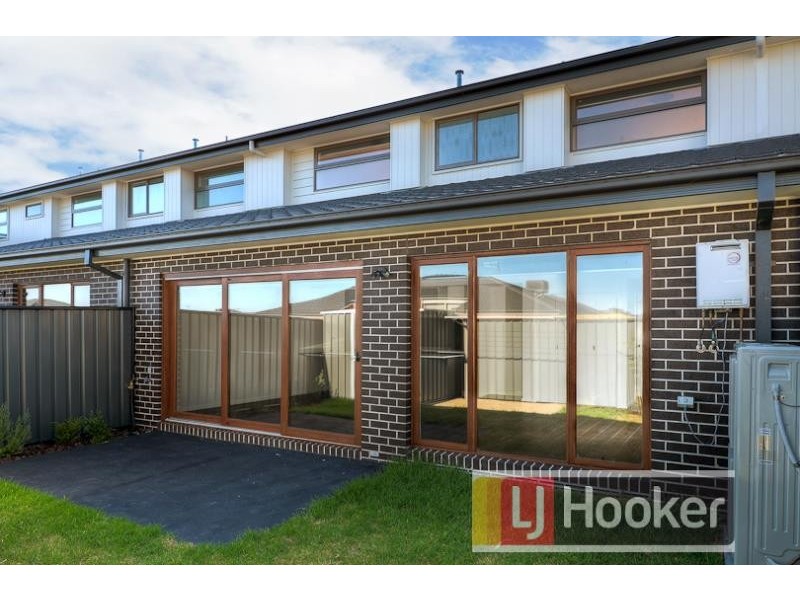 28 Selandra Boulevard, Clyde North VIC 3978