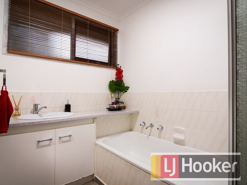 8 Heather Court, Hampton Park VIC 3976