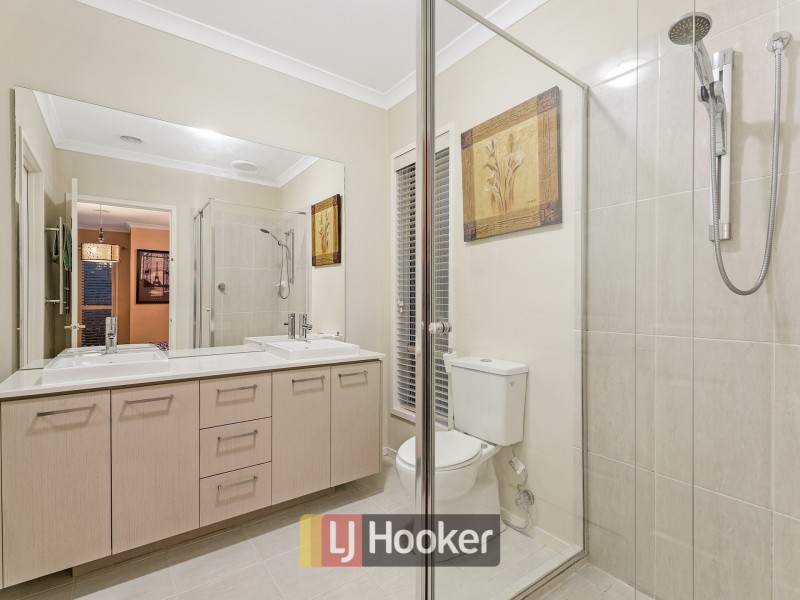 18 Merrowland Avenue, Cranbourne North VIC 3977