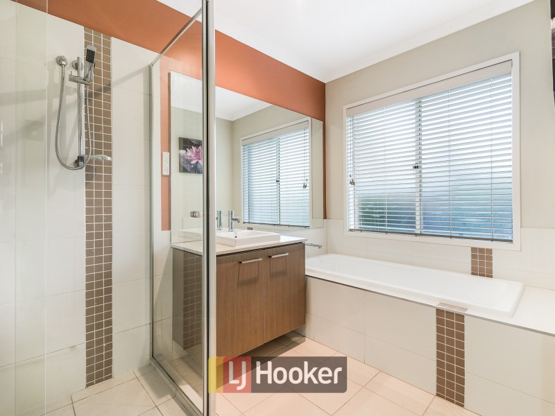 18 Merrowland Avenue, Cranbourne North VIC 3977