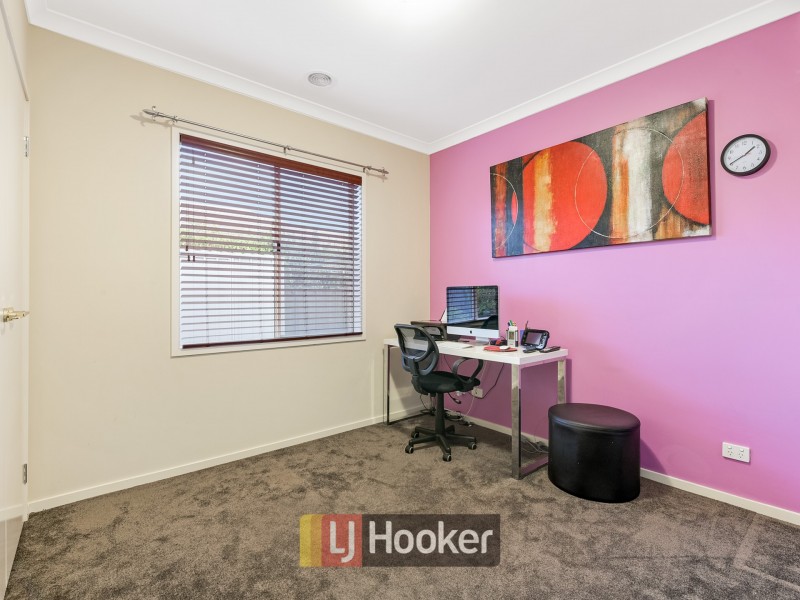 18 Merrowland Avenue, Cranbourne North VIC 3977