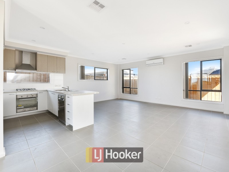 41 Barley Crescent, Clyde North VIC 3978