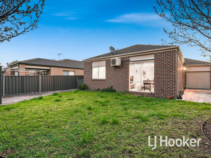 12 Aldous Place, Cranbourne North VIC 3977