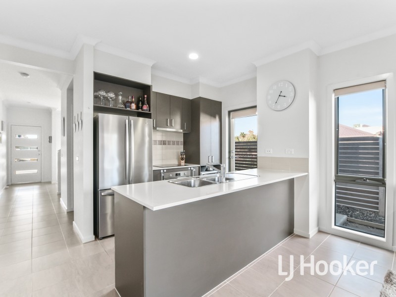 10 Park Orchard Drive, Pakenham VIC 3810