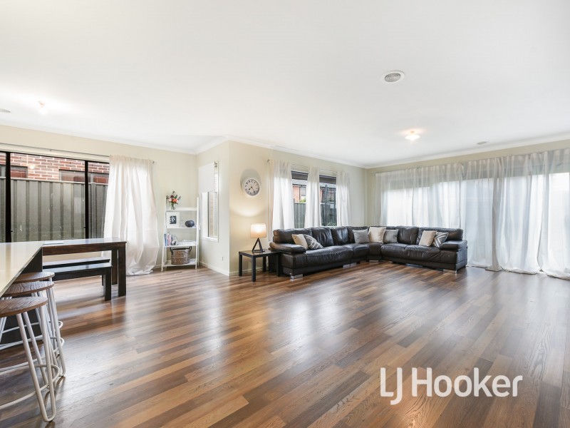 16 Aldous Place, Cranbourne North VIC 3977