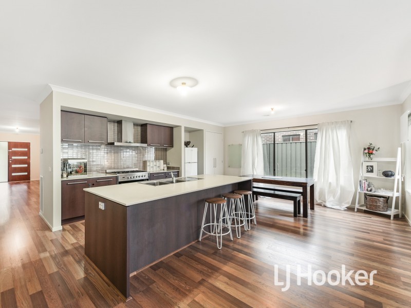 16 Aldous Place, Cranbourne North VIC 3977