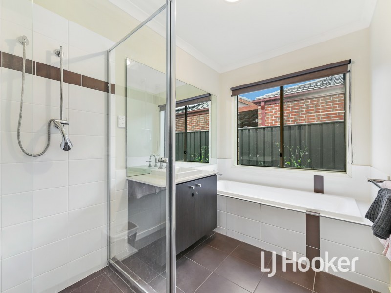 16 Aldous Place, Cranbourne North VIC 3977