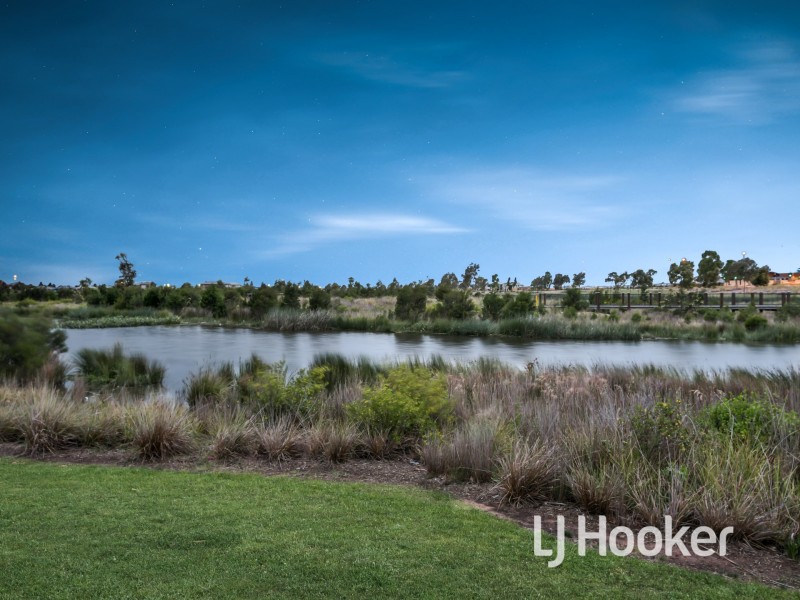 9 Maeve Circuit, Clyde North VIC 3978