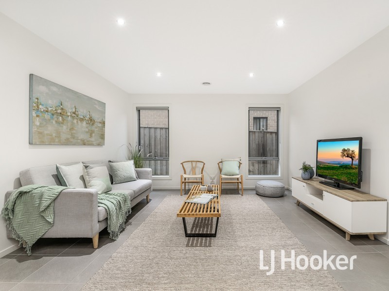 9 Maeve Circuit, Clyde North VIC 3978