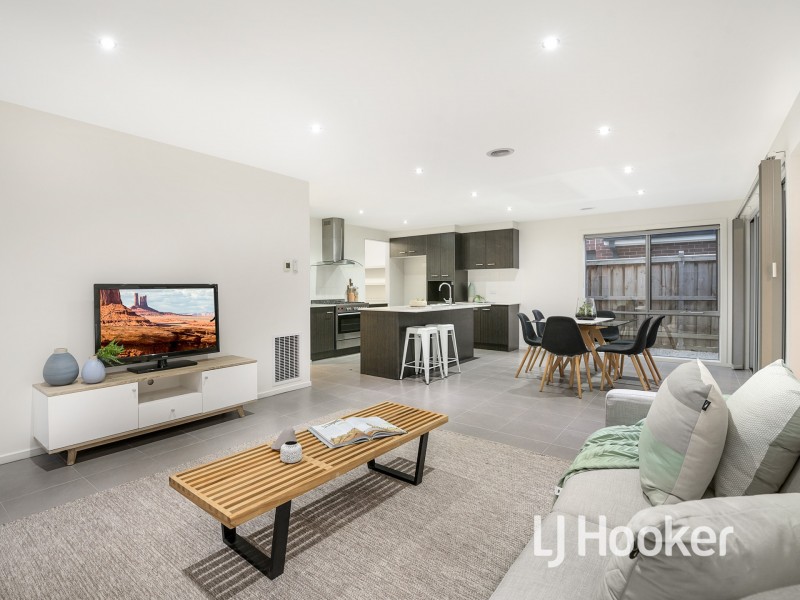 9 Maeve Circuit, Clyde North VIC 3978