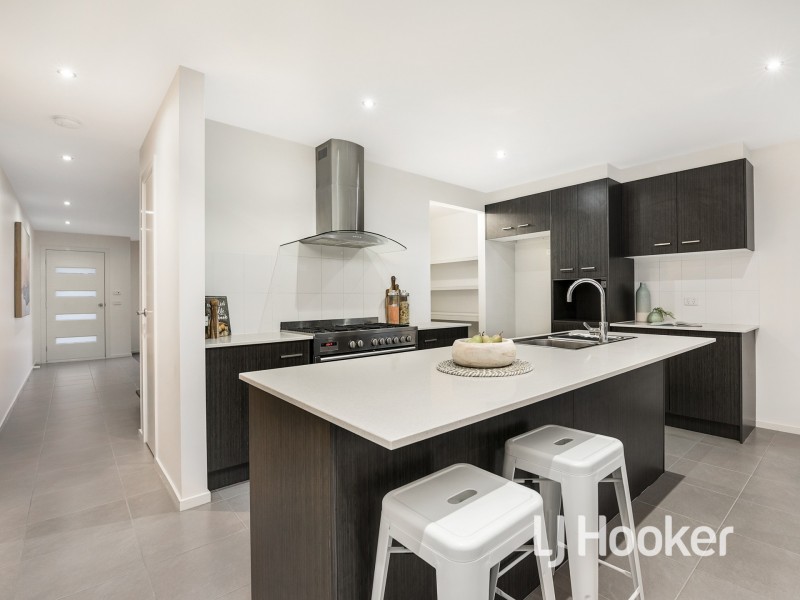 9 Maeve Circuit, Clyde North VIC 3978