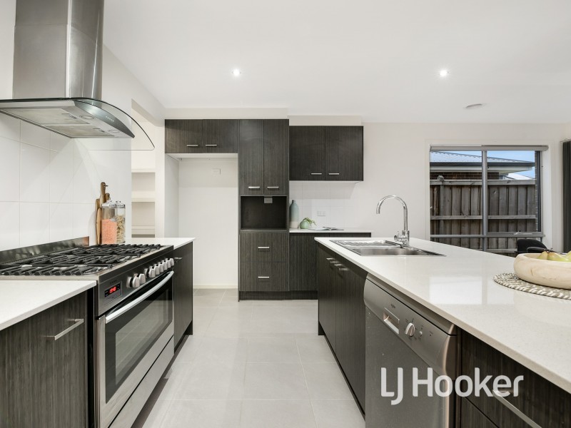 9 Maeve Circuit, Clyde North VIC 3978