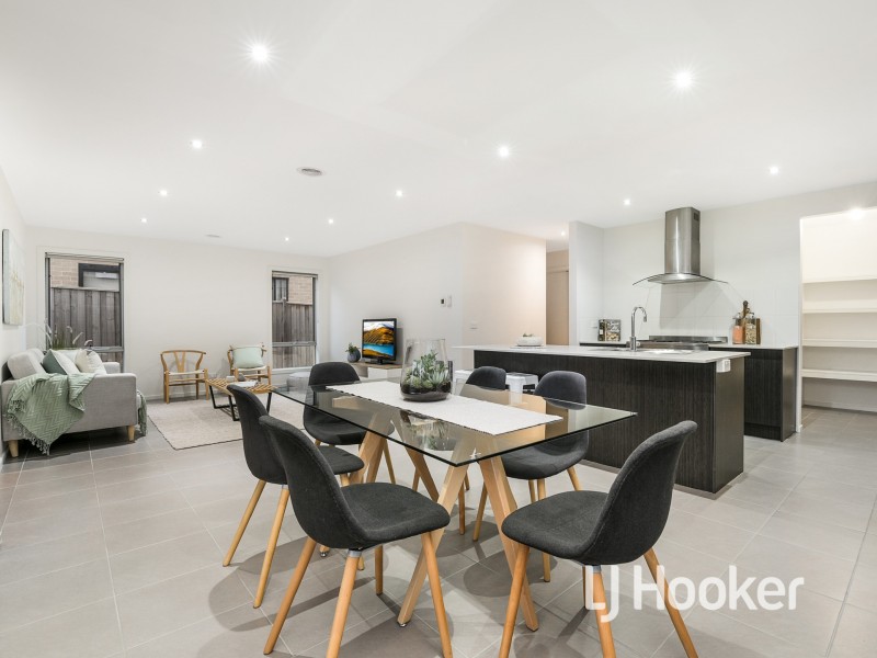 9 Maeve Circuit, Clyde North VIC 3978