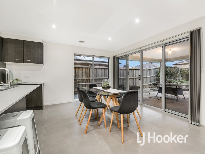 9 Maeve Circuit, Clyde North VIC 3978