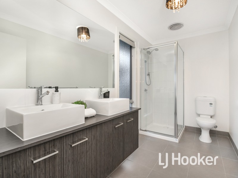 9 Maeve Circuit, Clyde North VIC 3978