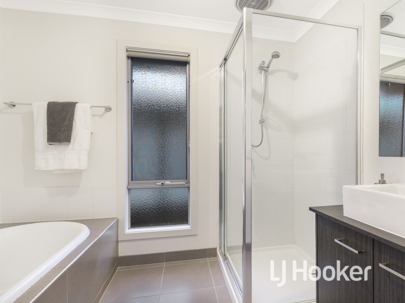 9 Maeve Circuit, Clyde North VIC 3978