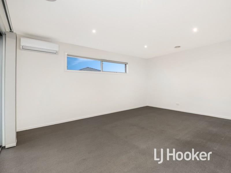 9 Maeve Circuit, Clyde North VIC 3978