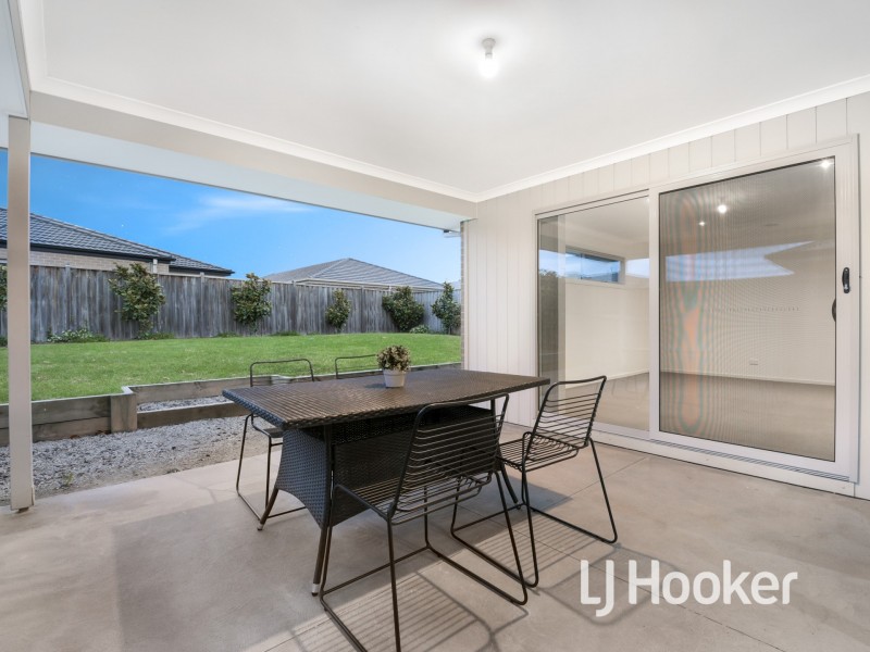 9 Maeve Circuit, Clyde North VIC 3978