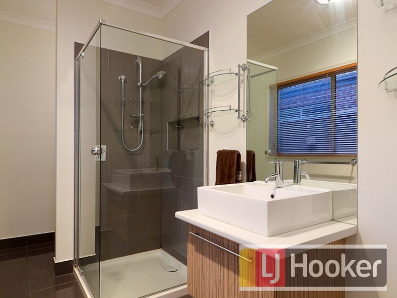 8 Nurture Avenue, Cranbourne North VIC 3977