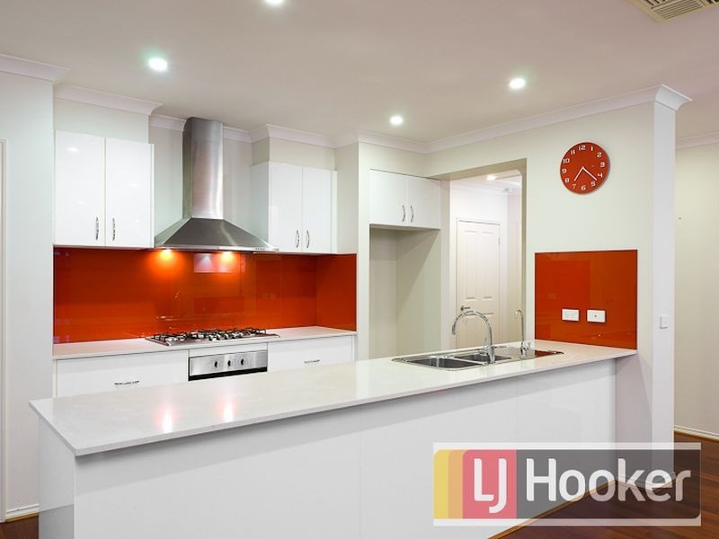 8 Nurture Avenue, Cranbourne North VIC 3977