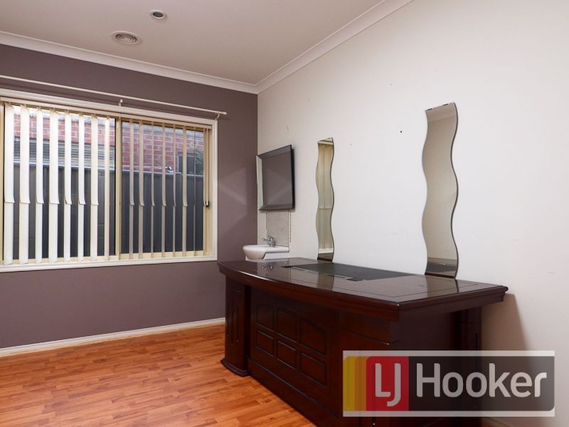 8 Nurture Avenue, Cranbourne North VIC 3977