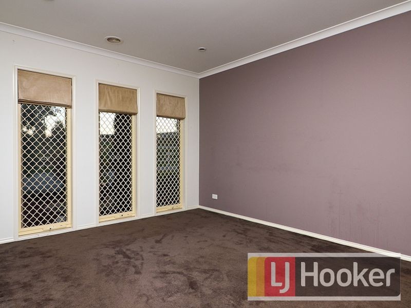 8 Nurture Avenue, Cranbourne North VIC 3977