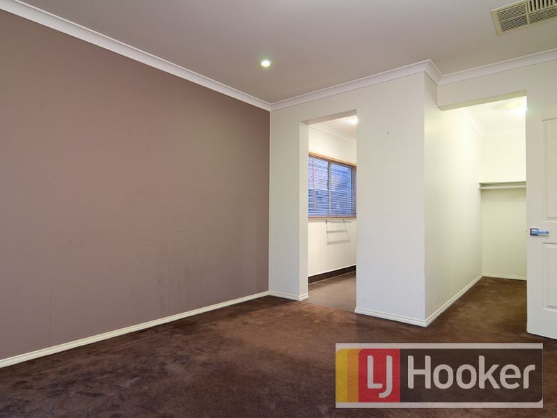 8 Nurture Avenue, Cranbourne North VIC 3977