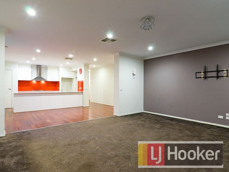 8 Nurture Avenue, Cranbourne North VIC 3977