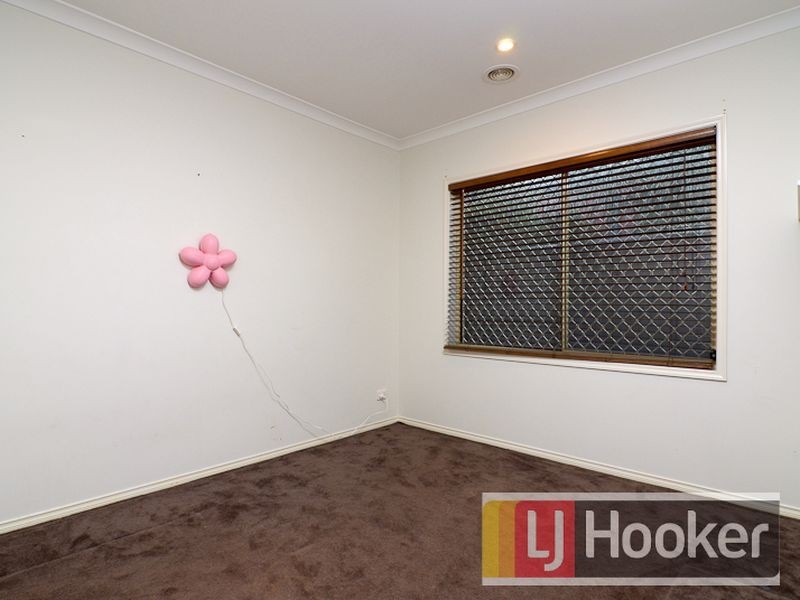 8 Nurture Avenue, Cranbourne North VIC 3977